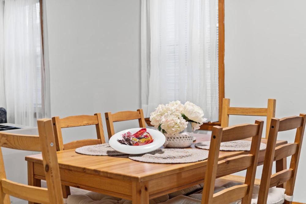 Sleeps 5 near ferry, train to Boston and downtown 3br apartment